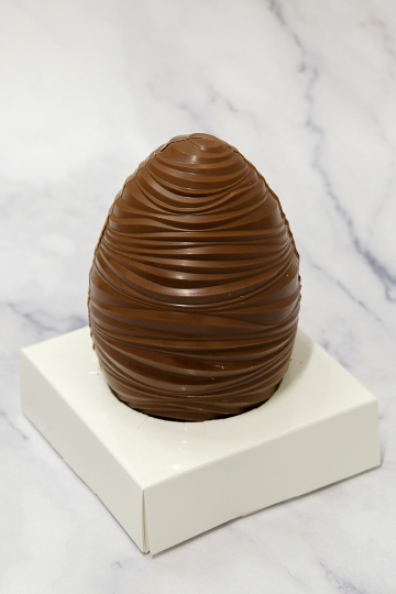 Moulage œuf design chocolat au lait